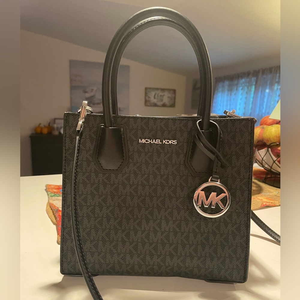 Michael Kors Mercer MD Messenger - LIKE NEW!!